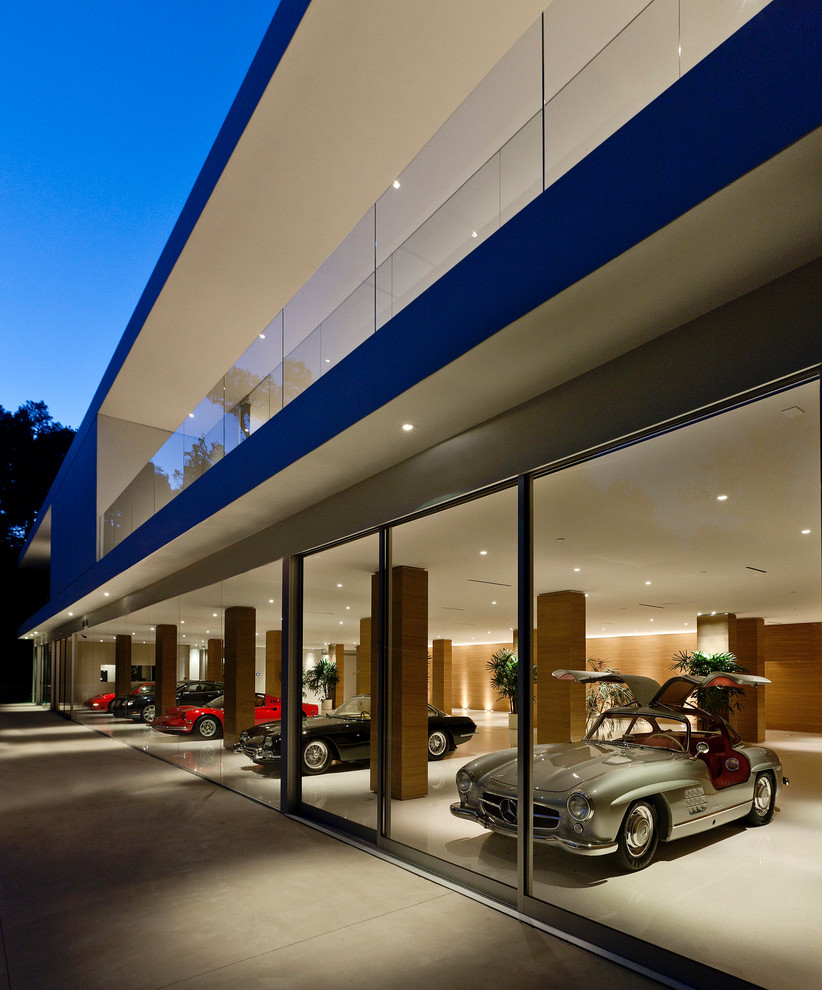 Cette image montre un garage pour quatre voitures ou plus attenant minimaliste.