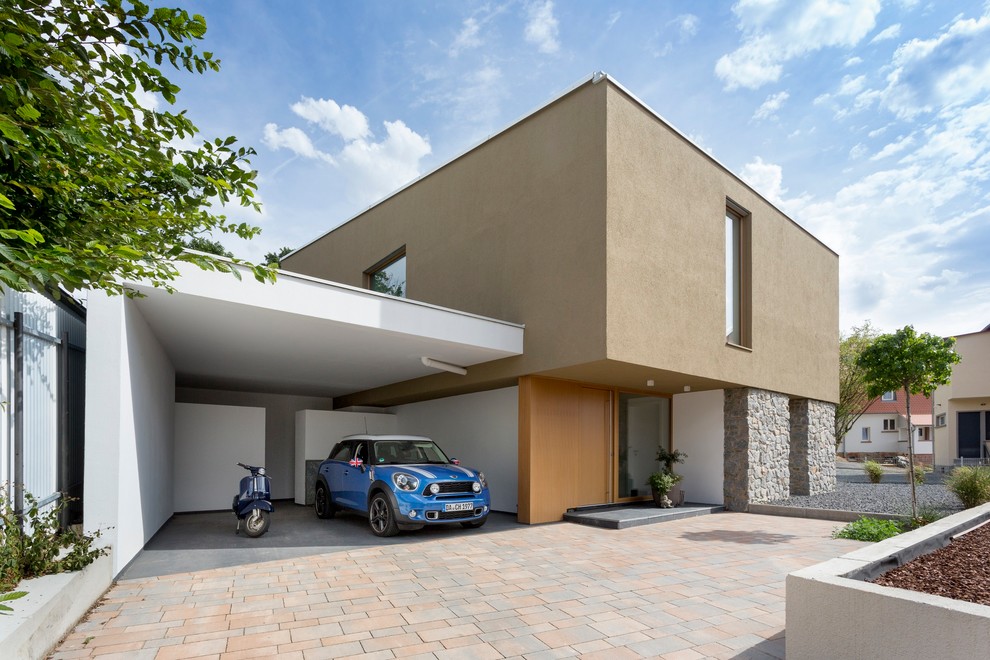 This is an example of a contemporary garage in Frankfurt.