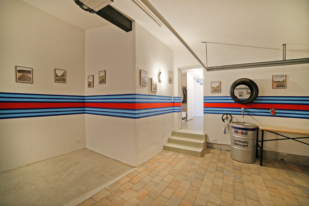 Imagen de garaje adosado y estudio actual de tamaño medio para dos coches