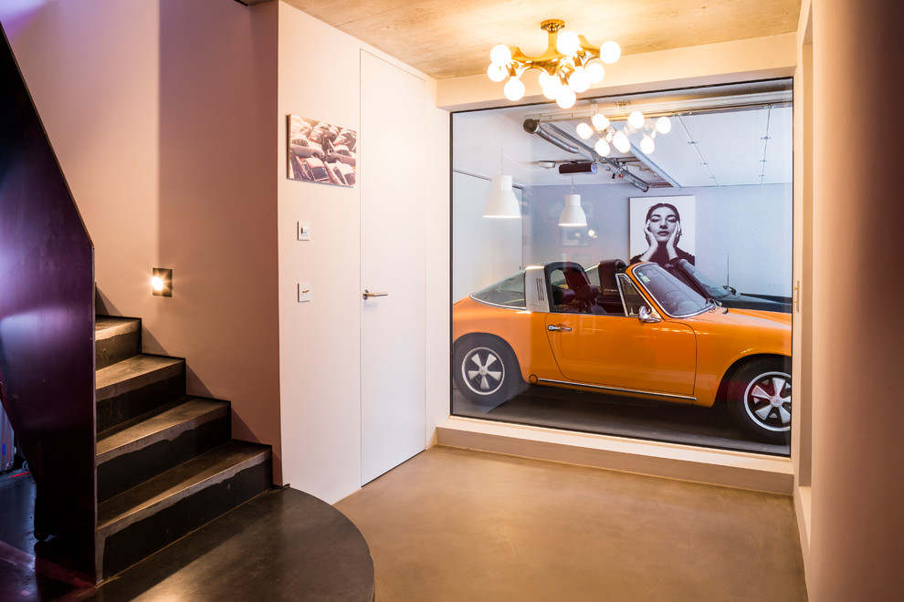 Blick in die Garage vom Eingangsbereich - Contemporary - Garage
