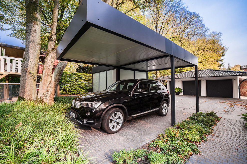 Свежая идея для дизайна: большой отдельно стоящий гараж в современном стиле с навесом для автомобилей для трех машин - отличное фото интерьера