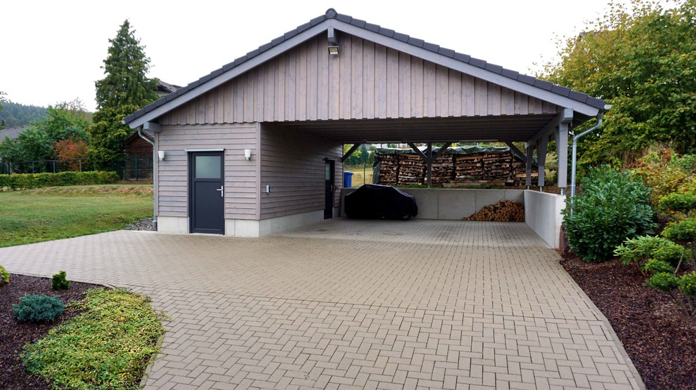 Cette photo montre un grand garage séparé nature.