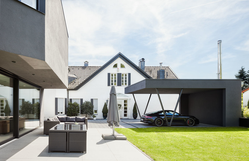 Пример оригинального дизайна: отдельно стоящий гараж среднего размера в современном стиле с навесом для автомобилей для двух машин