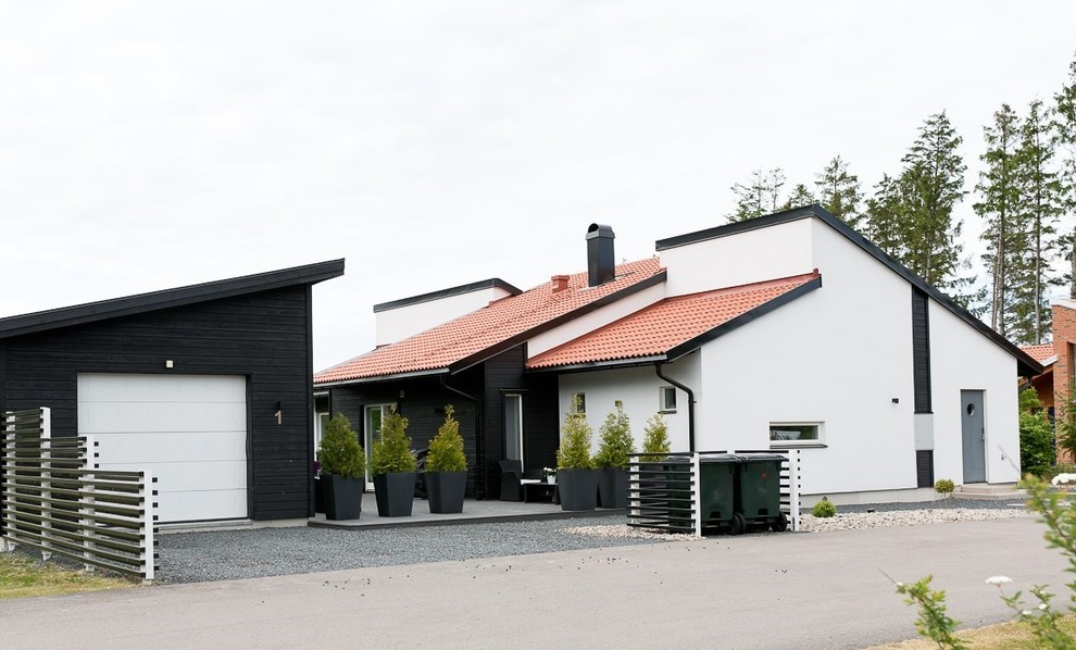 Cette photo montre un garage scandinave.