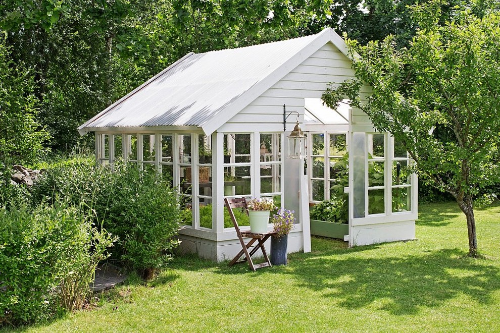 Exemple d'un abri de jardin séparé romantique de taille moyenne.
