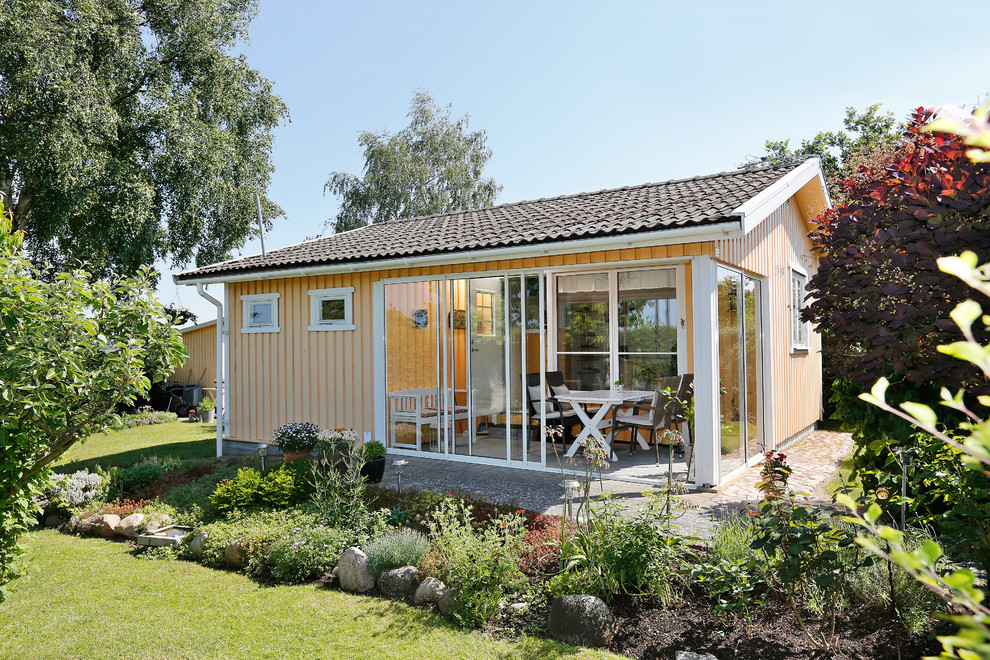 This is an example of a scandi garden shed and building in Malmo.