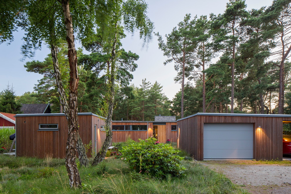 Свежая идея для дизайна: гараж в скандинавском стиле - отличное фото интерьера
