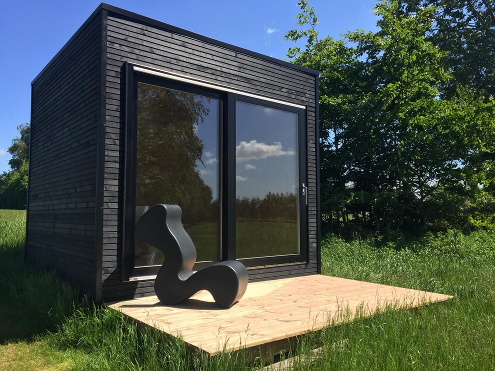 Inspiration for a modern shed remodel in Esbjerg