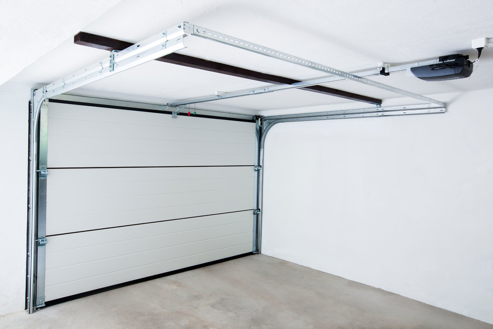 Inredning av en medelhavsstil stor fristående tvåbils garage och förråd
