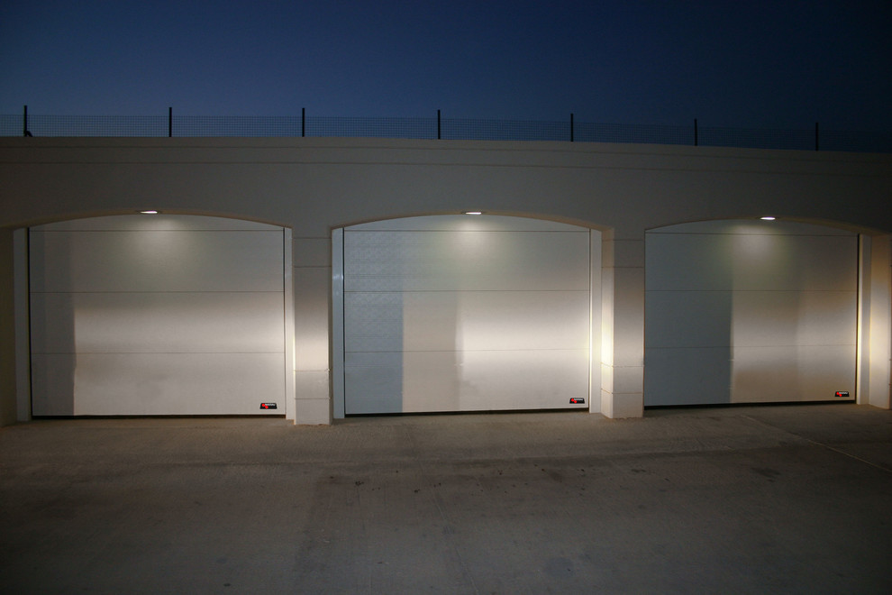 Medium sized industrial detached garage in Copenhagen with three or more cars.