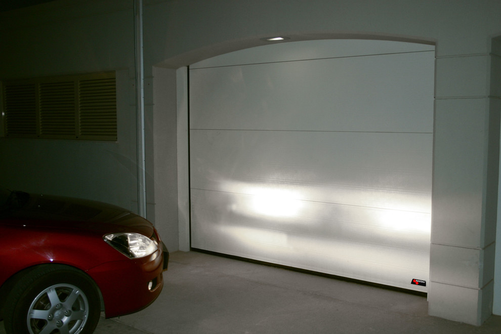 Foto de garaje independiente urbano de tamaño medio para tres coches