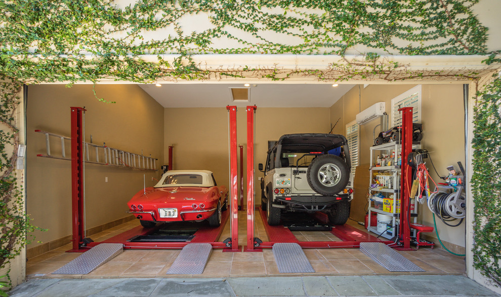 Inspiration för en mycket stor funkis tillbyggd trebils garage och förråd