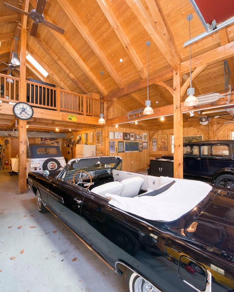 На фото: огромный отдельно стоящий гараж в классическом стиле с навесом для автомобилей для трех машин