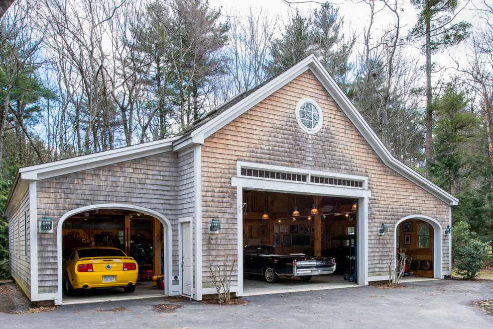 Пример оригинального дизайна: огромный отдельно стоящий гараж в классическом стиле с навесом для автомобилей для четырех и более машин