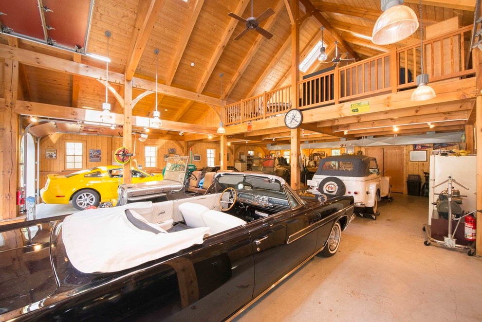 Источник вдохновения для домашнего уюта: огромный отдельно стоящий гараж в классическом стиле с навесом для автомобилей для четырех и более машин