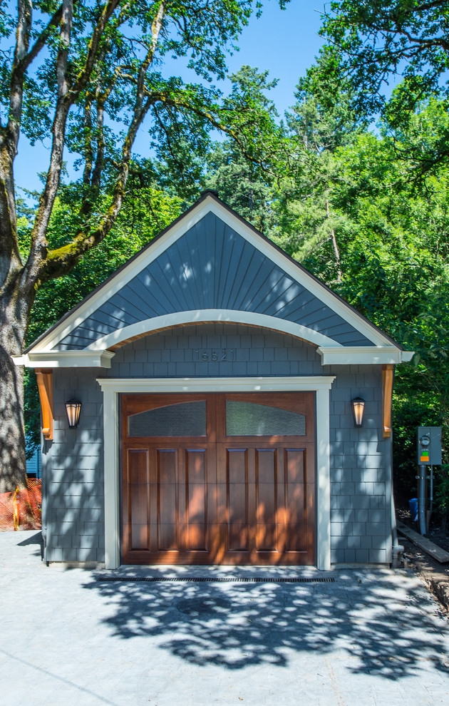Свежая идея для дизайна: маленький отдельно стоящий гараж в стиле кантри для на участке и в саду, одной машины - отличное фото интерьера