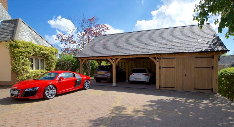 Стильный дизайн: отдельно стоящий гараж среднего размера в классическом стиле с навесом для автомобилей для двух машин - последний тренд