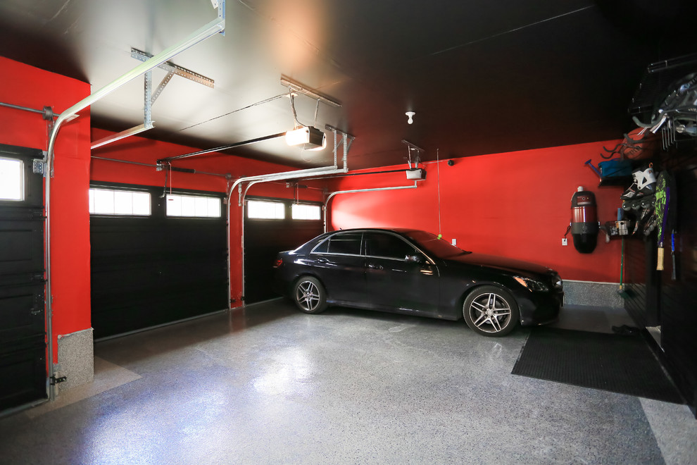 Exemple d'un grand garage pour trois voitures attenant moderne.