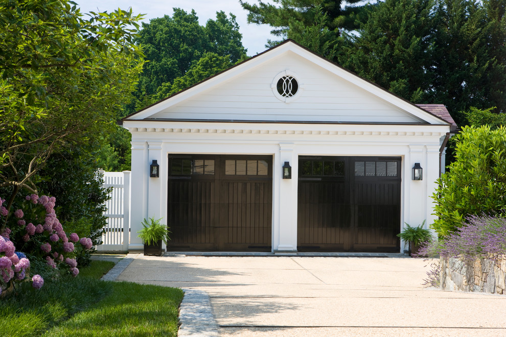 Свежая идея для дизайна: отдельно стоящий гараж в классическом стиле для двух машин - отличное фото интерьера