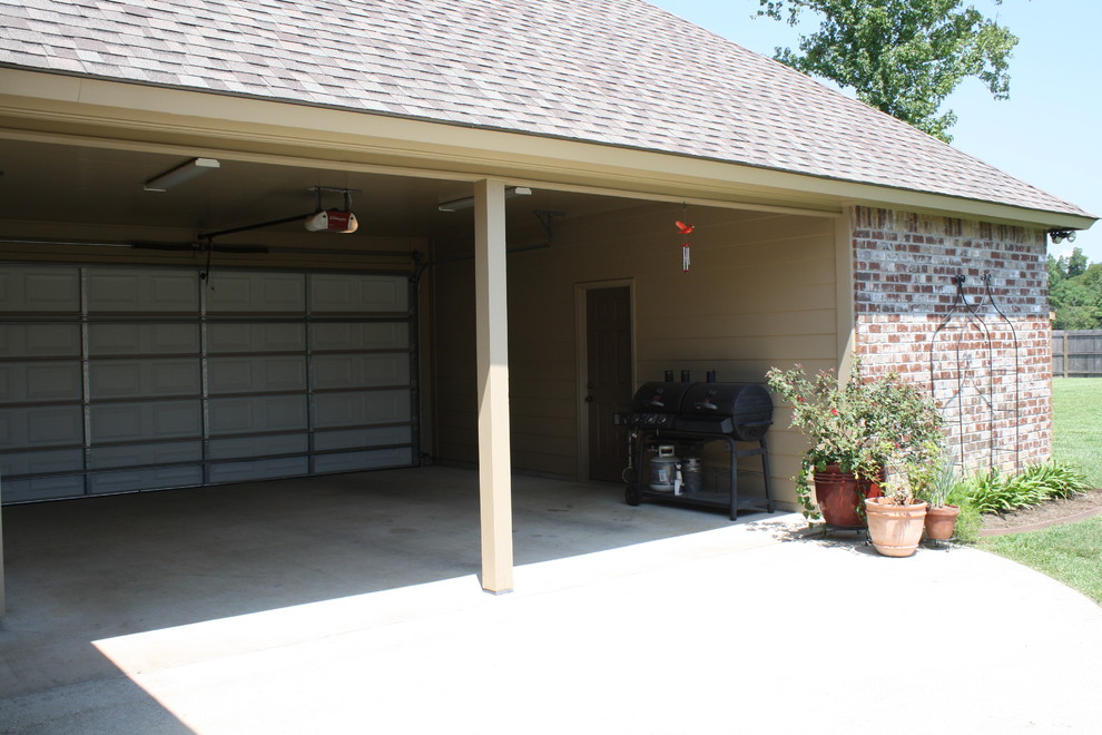 Cette photo montre un garage pour deux voitures attenant chic de taille moyenne.