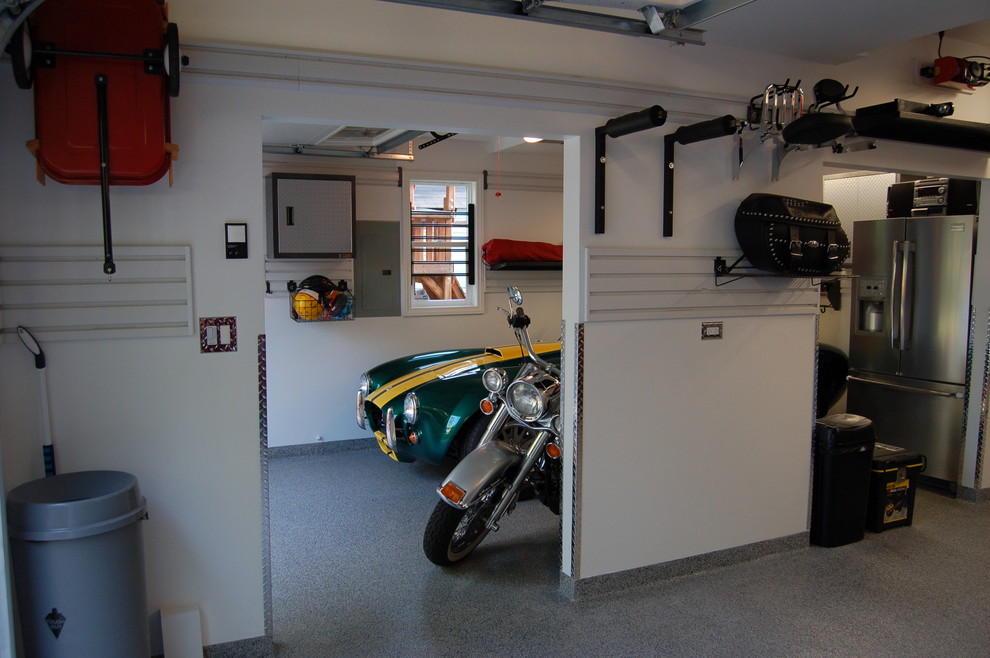 Bild på en stor funkis fristående trebils garage och förråd