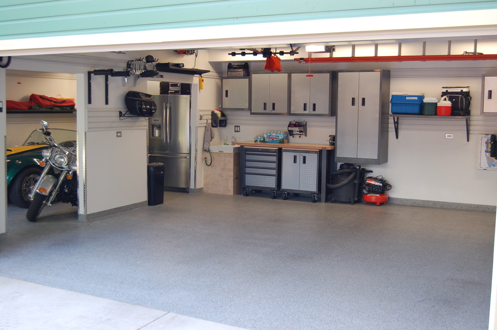 Modern inredning av en stor fristående trebils garage och förråd