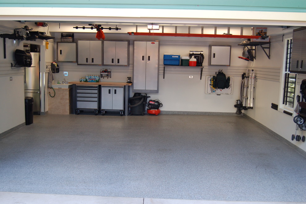 Exempel på en stor modern fristående trebils garage och förråd