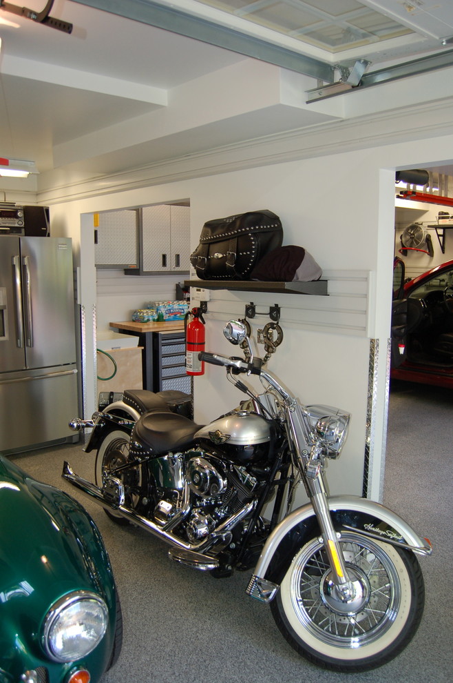 Свежая идея для дизайна: большой отдельно стоящий гараж в современном стиле для трех машин - отличное фото интерьера