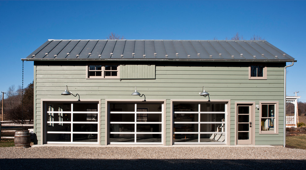 Cette image montre un grand garage pour trois voitures séparé rustique avec un bureau, studio ou atelier.