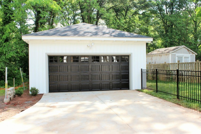 Ejemplo de garaje independiente de estilo americano de tamaño medio para dos coches