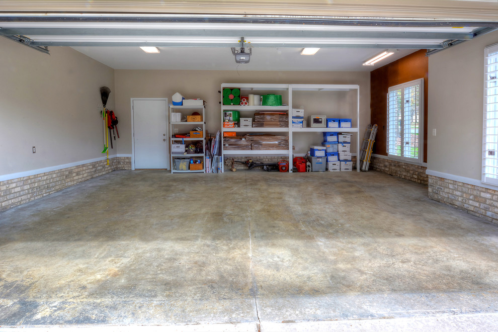 Idée de décoration pour un grand garage pour deux voitures attenant tradition.