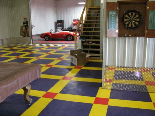 Immagine di un ampio garage per tre auto indipendente classico