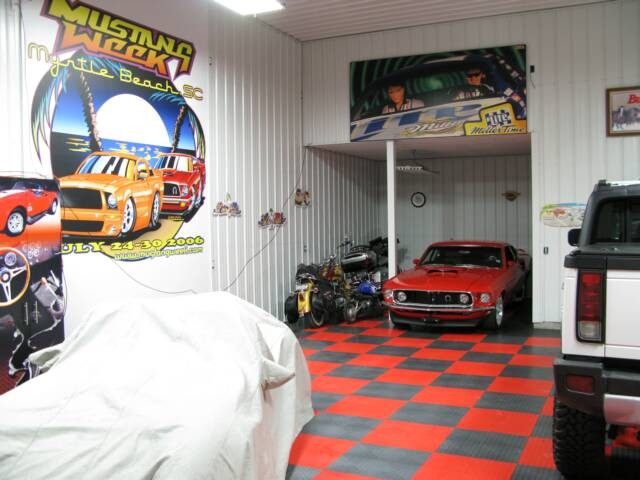 Cette image montre un très grand garage pour trois voitures séparé traditionnel.
