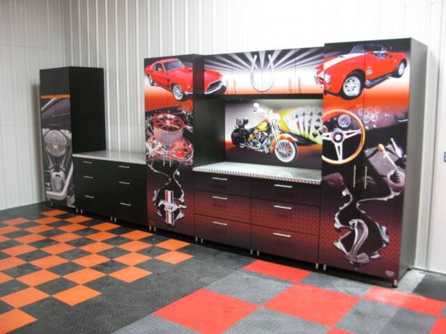Свежая идея для дизайна: огромный отдельно стоящий гараж в классическом стиле для трех машин - отличное фото интерьера