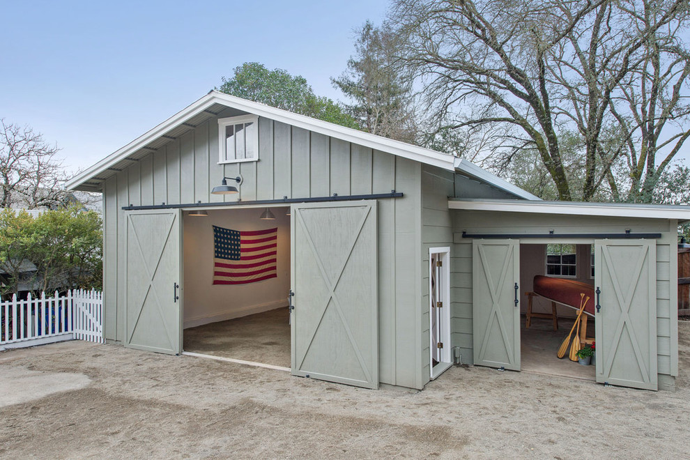 Пример оригинального дизайна: отдельно стоящий лодочный гараж в стиле кантри