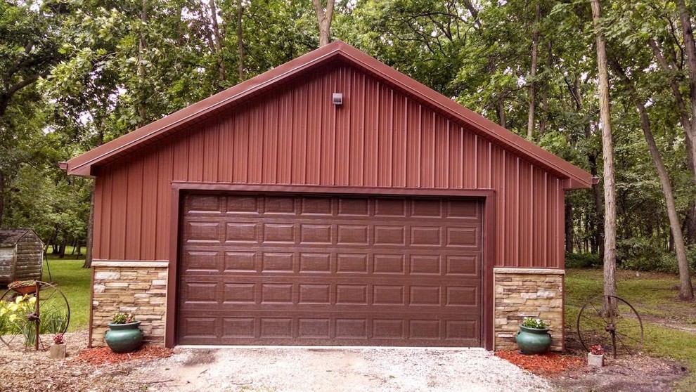 На фото: отдельно стоящий гараж среднего размера в стиле неоклассика (современная классика) с мастерской для двух машин