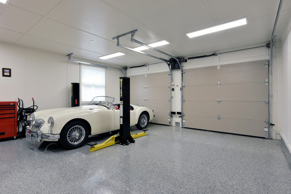 Aménagement d'un grand garage pour deux voitures attenant industriel avec un bureau, studio ou atelier.