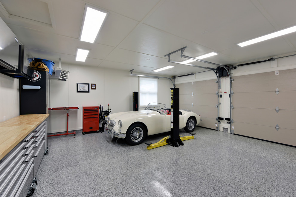 Foto di un grande garage per due auto connesso industriale con ufficio, studio o laboratorio
