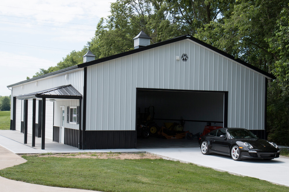 Cette photo montre un garage pour trois voitures chic.