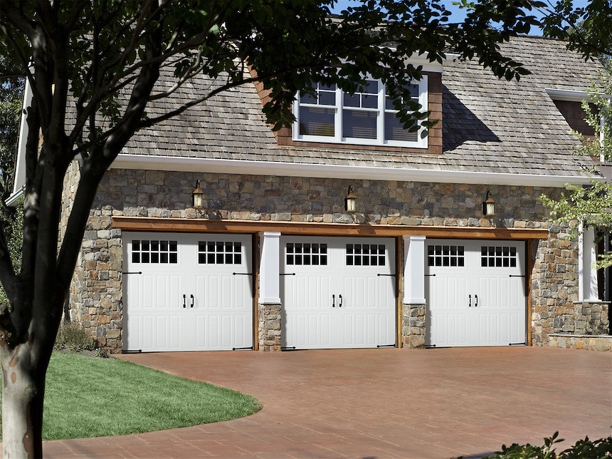 Idées déco pour un garage pour trois voitures attenant craftsman de taille moyenne.