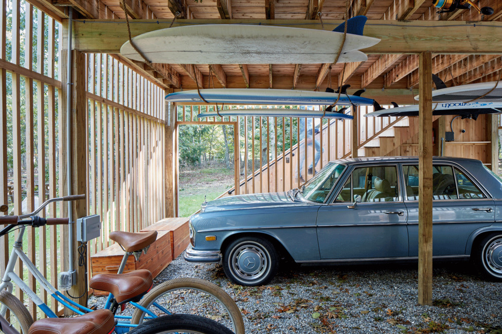 Diseño de cochera techada adosada vintage de tamaño medio para dos coches