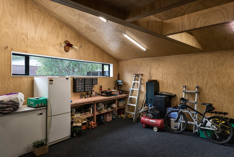 На фото: пристроенный гараж среднего размера в современном стиле с мастерской для двух машин