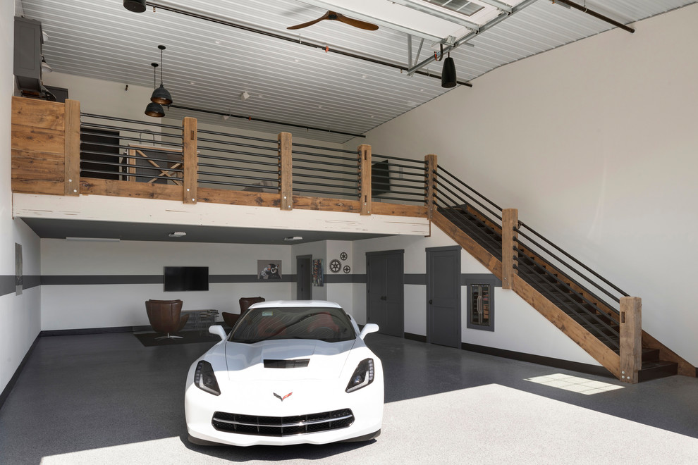 Свежая идея для дизайна: гараж в стиле лофт с навесом для автомобилей для двух машин - отличное фото интерьера