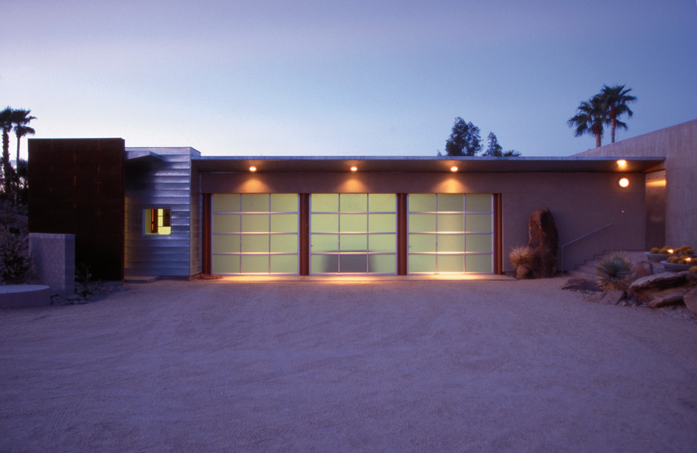 Пример оригинального дизайна: большой пристроенный гараж в стиле модернизм для трех машин