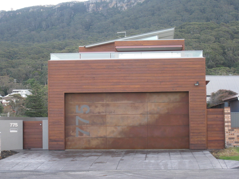 На фото: гараж в современном стиле с