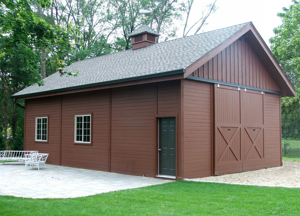 Пример оригинального дизайна: огромный отдельно стоящий гараж в стиле кантри с мастерской