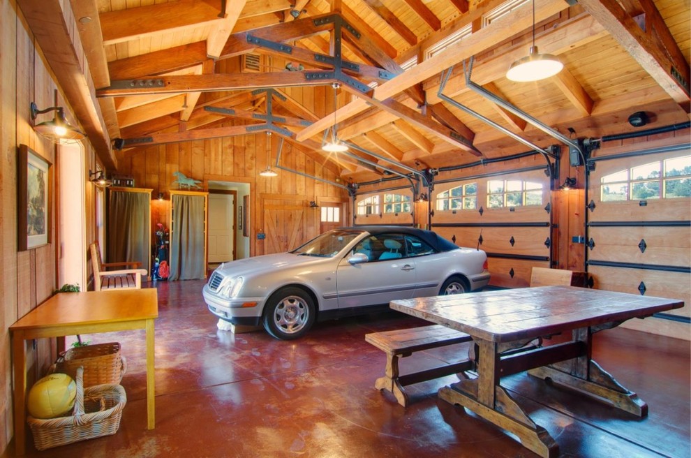 На фото: большой пристроенный гараж в стиле кантри для трех машин с