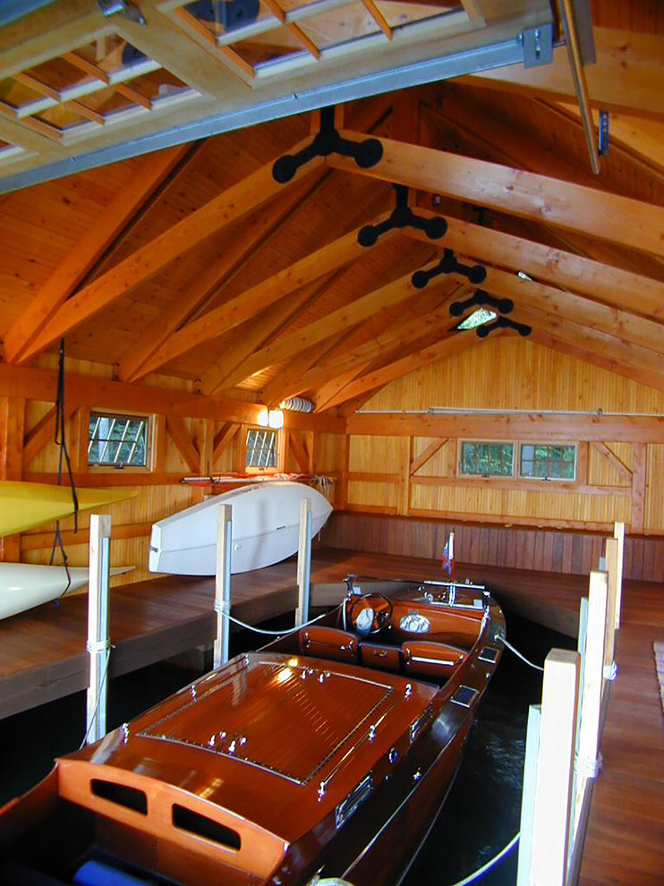 Inredning av ett rustikt mellanstort fristående båthus