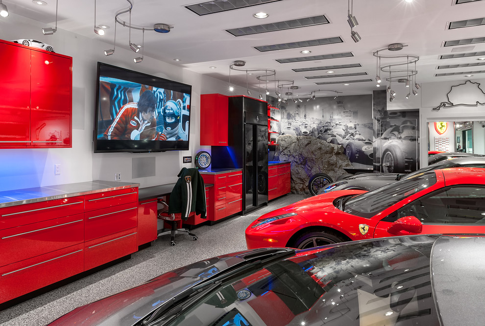 Cette image montre un grand garage pour quatre voitures ou plus attenant design avec un bureau, studio ou atelier.