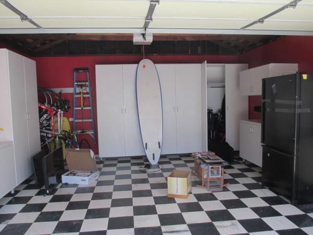 Réalisation d'un grand garage pour deux voitures séparé design avec un bureau, studio ou atelier.